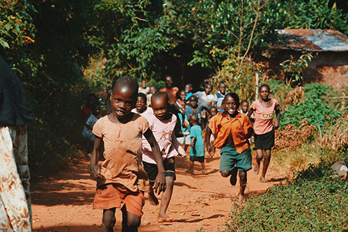 Bambini Felici in zona disagiata dell'Africa